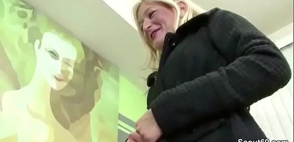 Blonde Teeny Hure in roten Strapsen wird von schwarzen Riesen Pimmel in den Arsch gefickt
